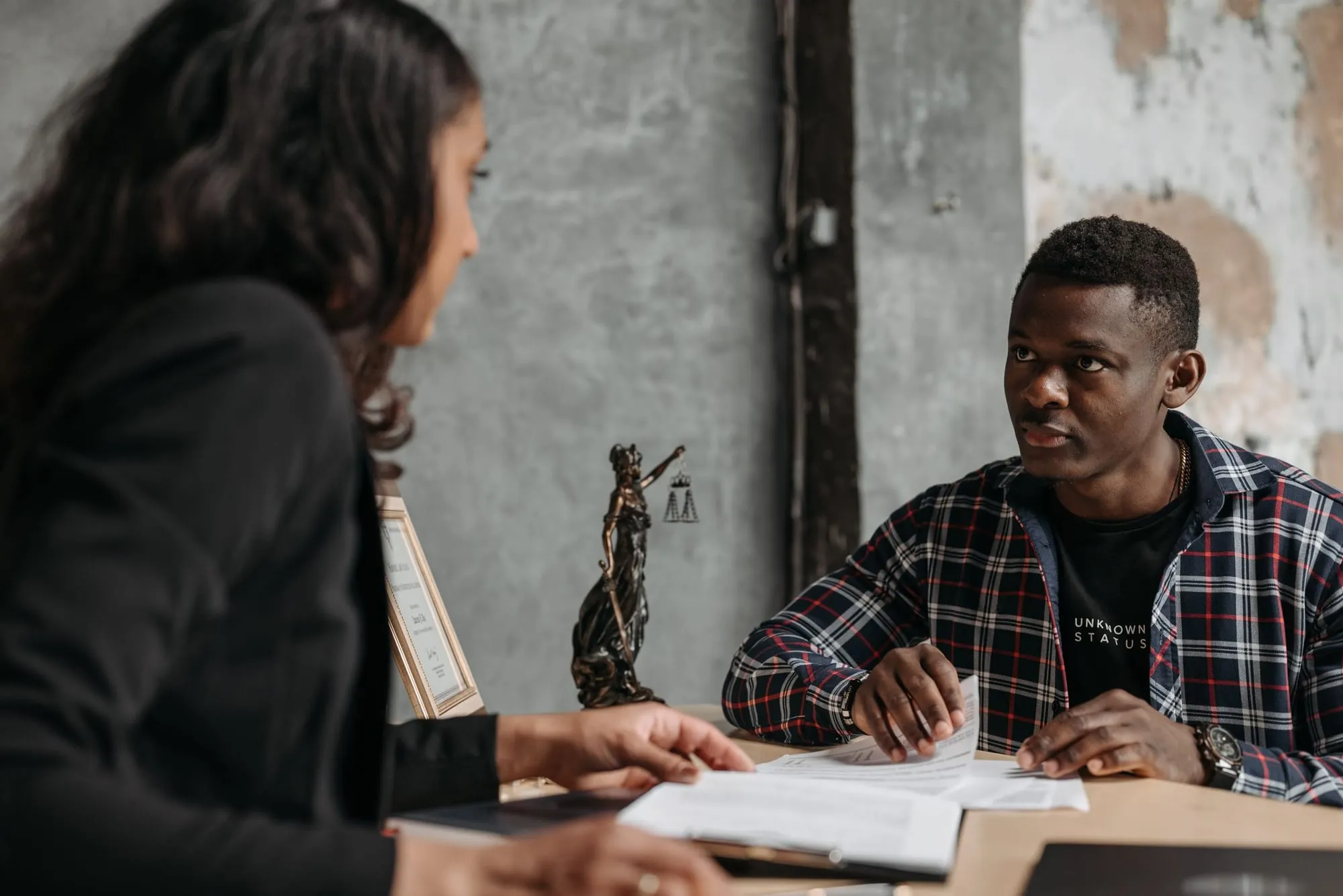 Advogada conversa com um cliente no escritório