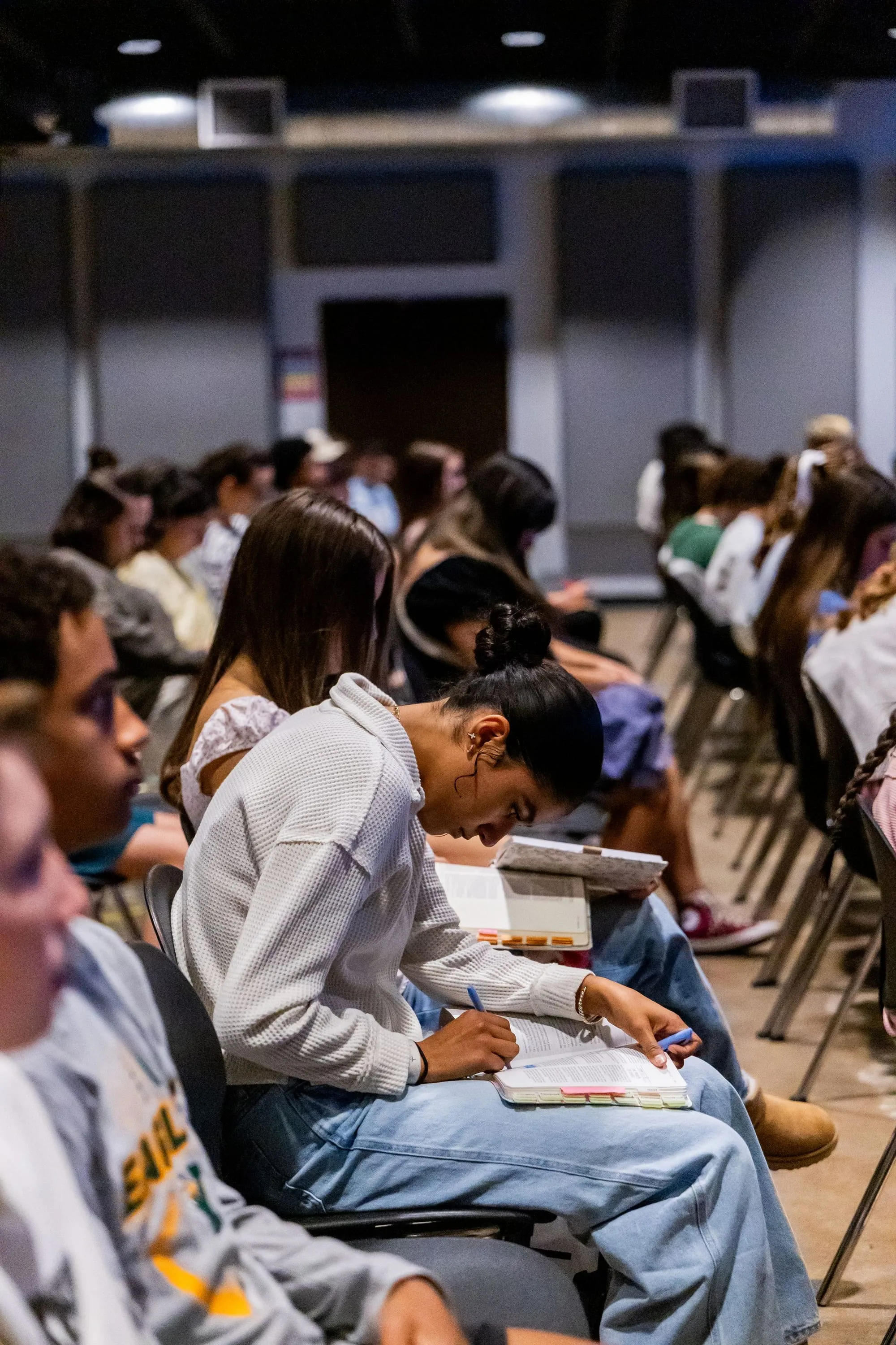 Estudantes anotam no caderno durante uma aula