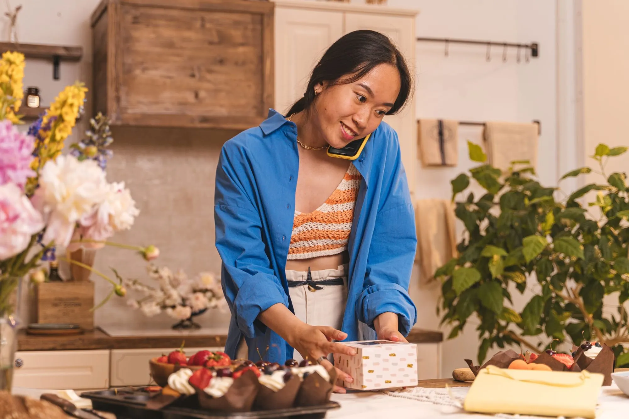 Dona de confeitaria atende um pedido pelo telefone
